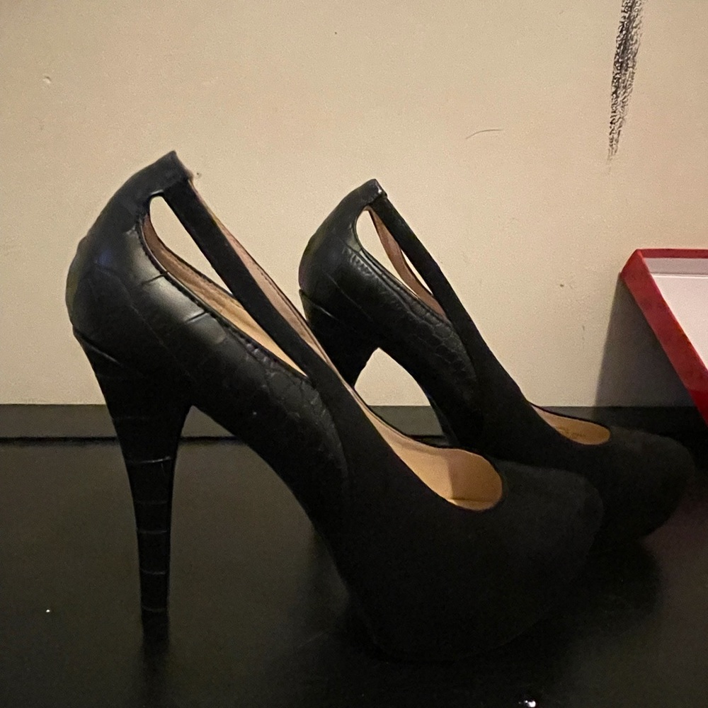 Black guess heels never worn